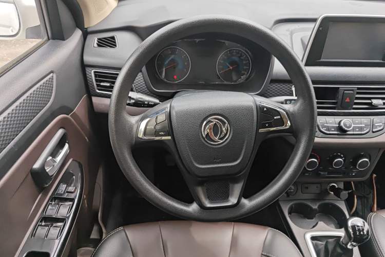 Used Dongfeng Fengon 330 2019 1.5L 330S Manual Comfort Version China VI Standard Steering Wheel
