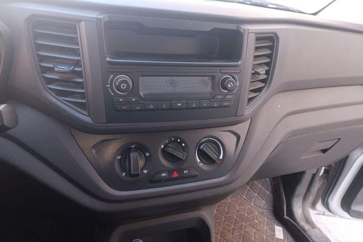 Used Wuling Hongguang V 2022 1.5L Jingqu Edition Electric-Assist LAR Audio And AC Panel