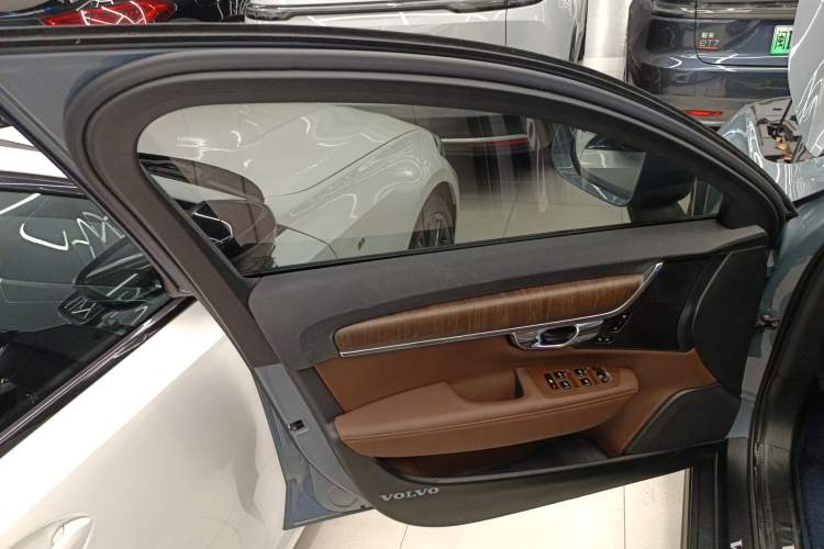 Used Volvo V90 2022 Cross Country B5 AWD Smart Range Edition
