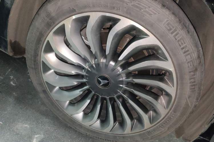 Used VOYAH FREE 2021 Two-Wheel Drive Standard Pure Electric Version Right Front Wheel Hub