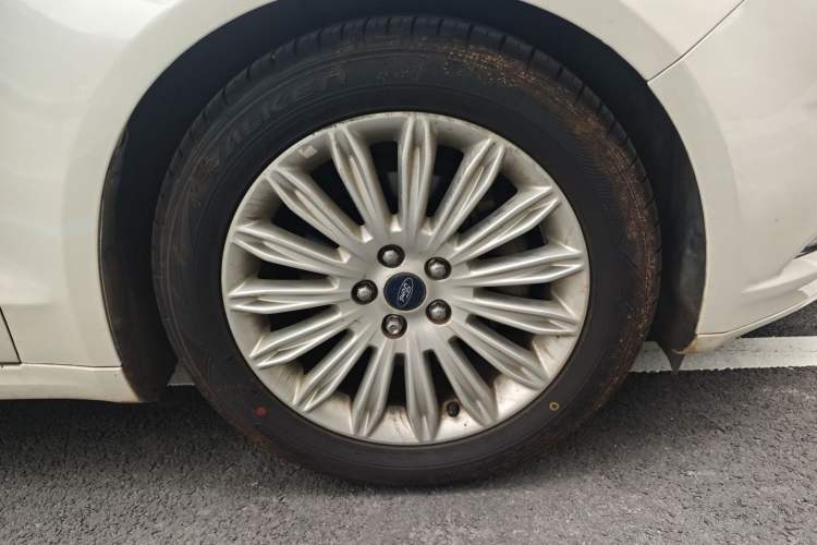 Used Ford Mondeo 2013 2.0L GTDi 200 Fashion Edition Right Front Wheel Hub