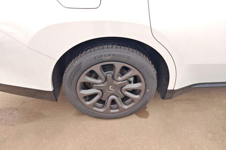 Used Wuling Xingguang 2025 70km Smart Standard Version Right Rear Wheel Hub