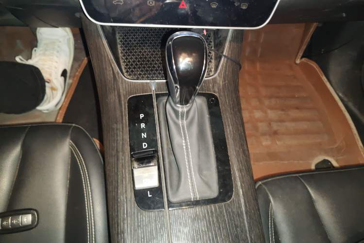 Used Venucia D60 2021 PLUS 1.6L XL CVT Yue Ling Edition Gear Lever