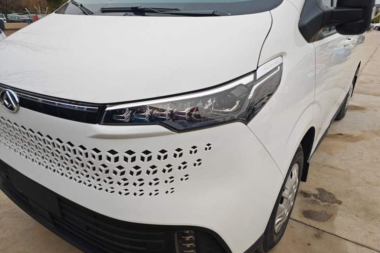 Used SAIC MAXUS Xintu V70 2023 2.0T Elite Edition Automatic Short Wheelbase Low Roof – 5/6 Seats