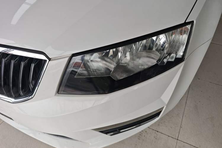 Used Skoda Octavia 2017 1.6L Automatic Smart Drive Edition Left Front Headlight