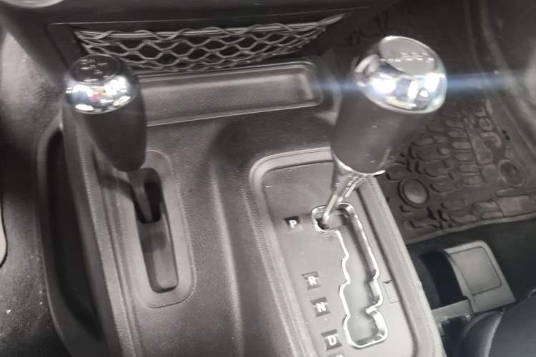Used Jeep Wrangler 2013 3.6L Sahara two-door model Gear Lever