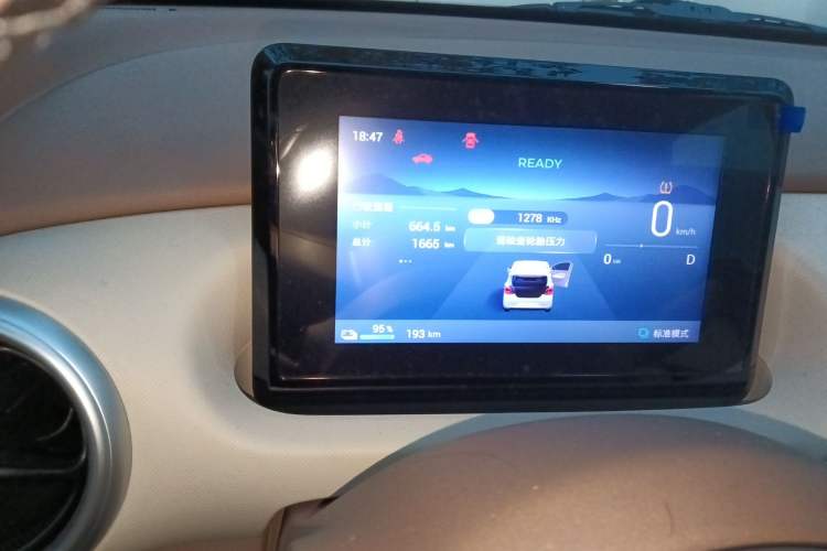 Used Wuling Hongguang MINIEV 2025 Four-Door Version Advanced Edition Odometer Close Up