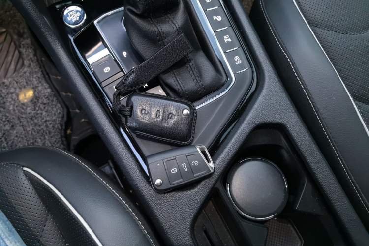 Used Volkswagen Tiguan L 2020 330TSI Automatic Two-Wheel Drive R-Line Flagship Version China VI Standard Vehicle Key