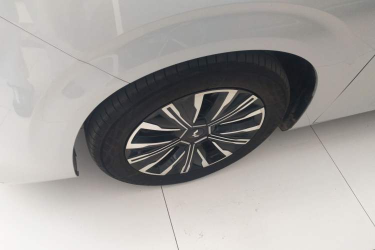 Used Wuling Starlight 730 2025 Model Pure Electric 500km Luxury Edition Left Front Wheel Hub