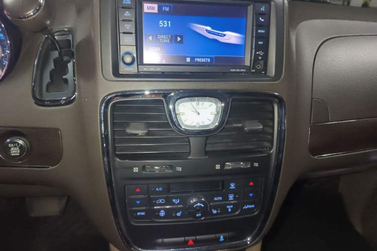Used Chrysler Grand Voyager 2013 3.6L Luxury Edition Audio And AC Panel