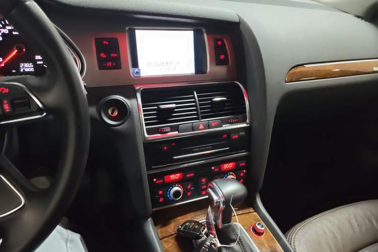 Used Audi Q7  Audio And AC Panel