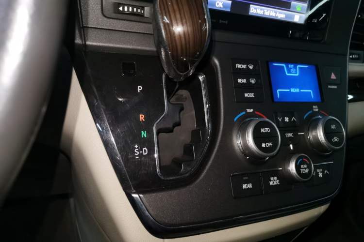 Used Toyota SIENNA 2018 3.5L Two-Wheel Drive SE U.S. Specification