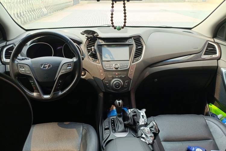 Used Hyundai Santa Fe 2013 Revised Version 2.4L Automatic All-Wheel Drive Smart Type Center Console