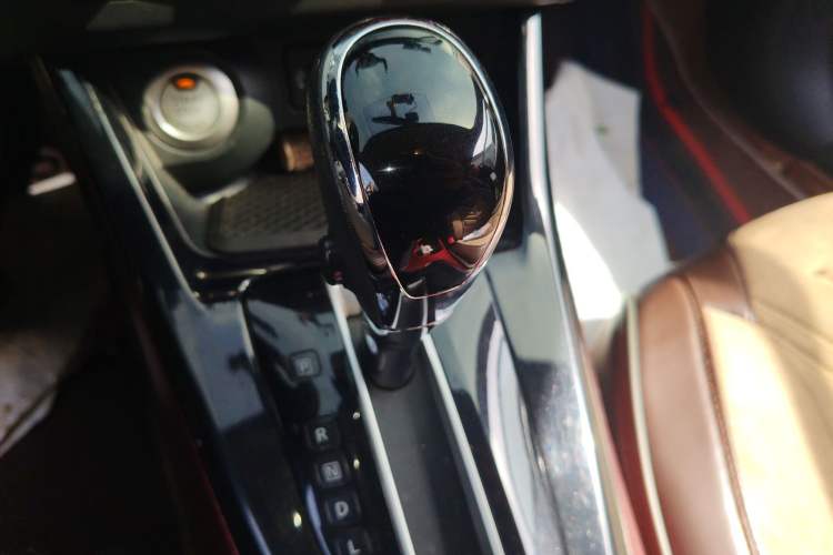 Used Nissan Lannia 2016 1.6L CVT Smart Cool Edition Gear Lever