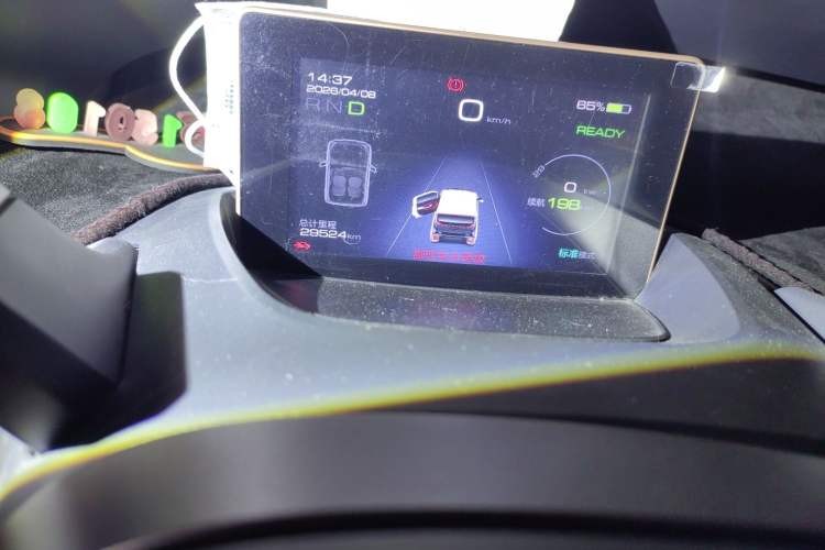 Used Baojun E200 2020 305KM Smart Drive Version Odometer Close Up