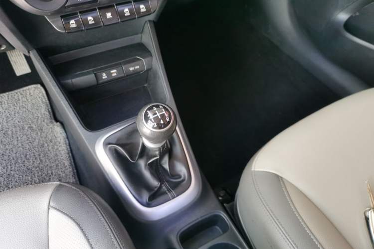 Used Kia Pegas 2017 1.4L Manual Value Edition Gear Lever