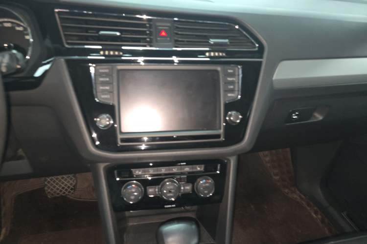 Used Volkswagen Tiguan L 2017 330TSI Automatic Two-Wheel Drive Flagship Edition Audio And AC Panel