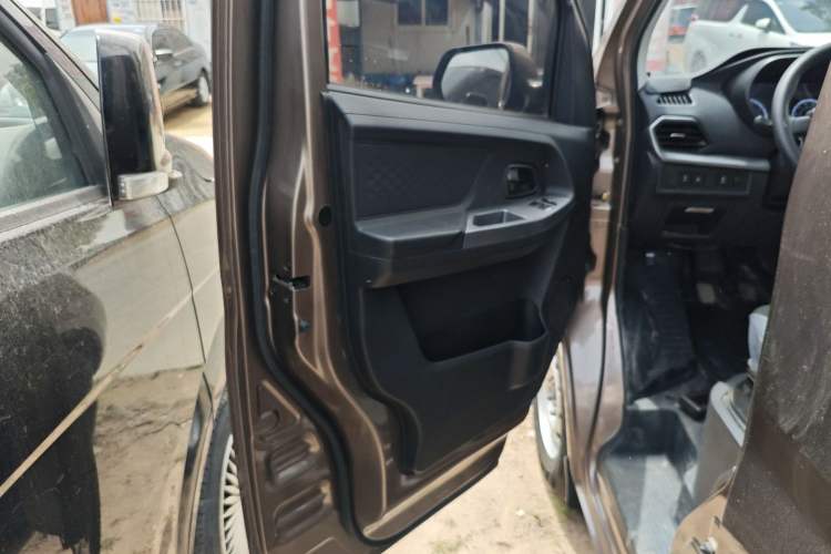Used CHANGAN KAICHENG Ruixing M60 2023 1.6L CNG Comfort-Grade 6-Seater Passenger Vehicle
