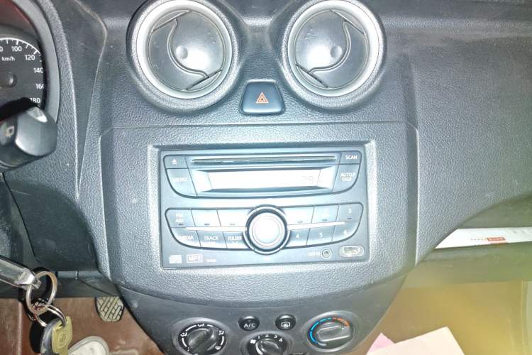 Used Venucia R30 2014 1.2L Manual Luxury Edition Audio And AC Panel