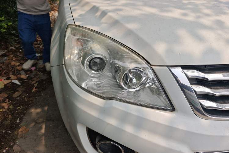 Used Haval H6 2015 Upgraded Model 1.5T Manual Two-Wheel Drive Elite Version Right Front Headlight