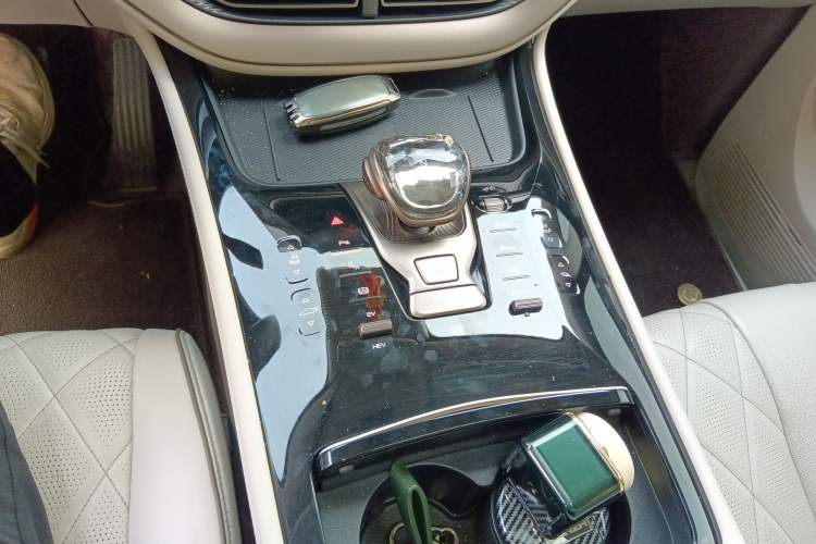 Used Denza D9 2022 DM-i 1040 Prestige Model
