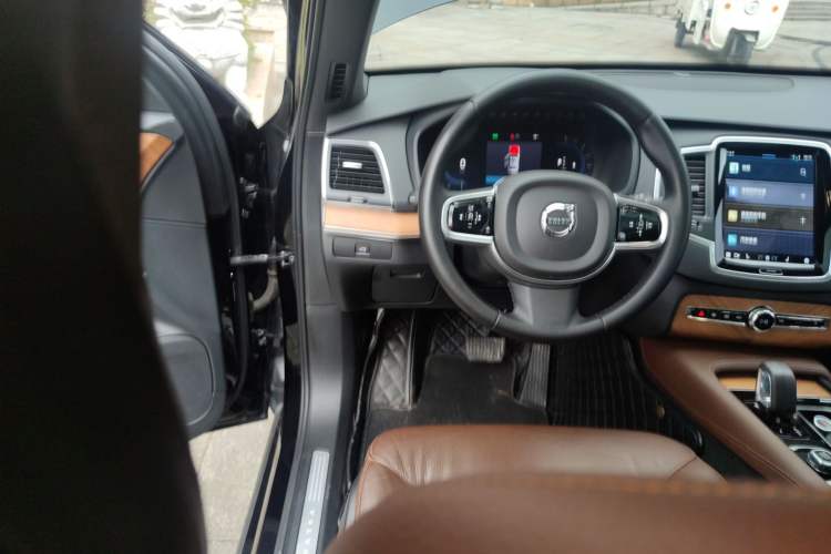 Used Volvo XC90 2024 B5 SmartDrive Luxury Edition 5 Seats