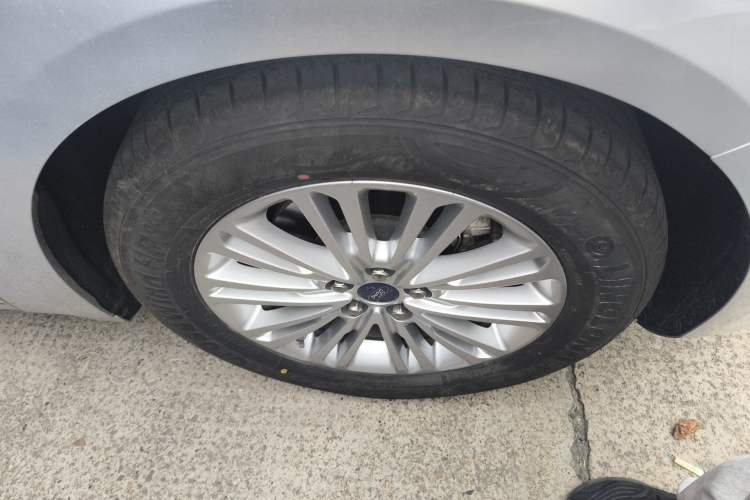 Used Ford Taurus 2015 EcoBoost 245 Fashion Edition Right Front Wheel Hub