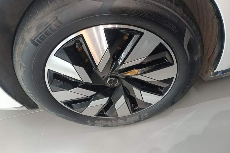 Used Volvo EM90 2025 Ultra Six-Seater