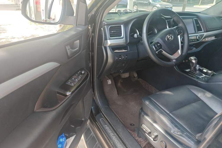 Used Toyota Highlander 2018 2.0T Four-Wheel Drive Luxury Edition 7 Seats China V Emission Standard Driver Seat