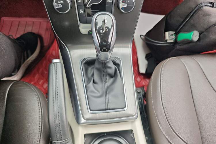 Used Volvo V40 2015 1.6T Zhiyi Edition
