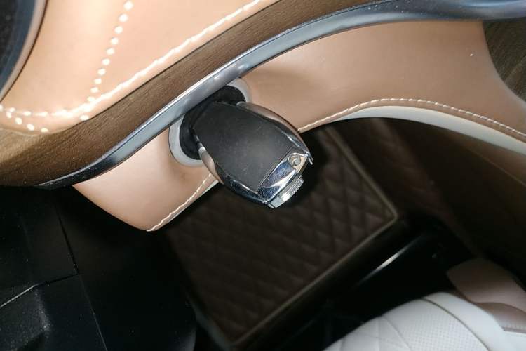 Used Mercedes-Benz V-Class 2021 V 260 Avantgarde Edition
