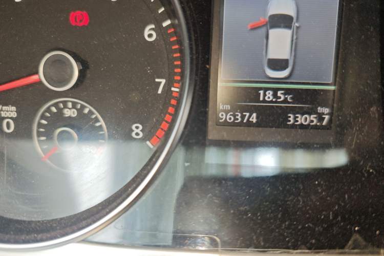 Used Volkswagen FAW-Volkswagen CC 2013 1.8TSI Luxury Model Odometer Close Up