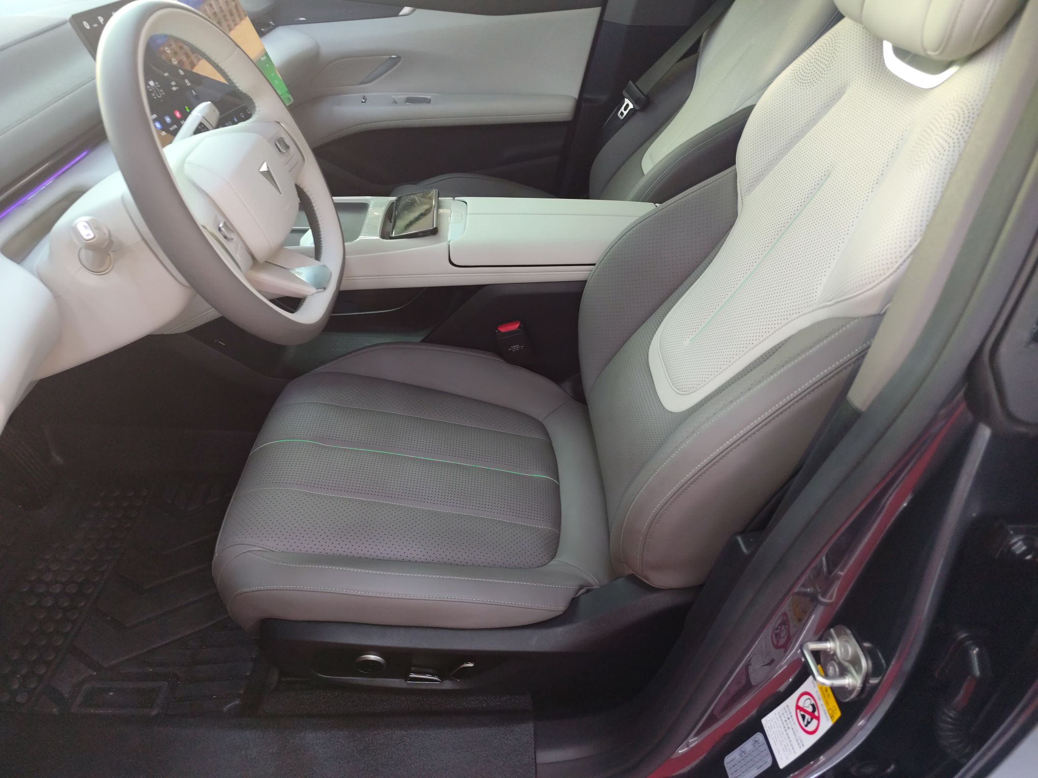 المقاعد الأمامية داخل السيارة