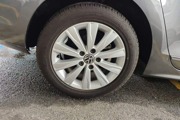Used Volkswagen Sagitar 2015 230TSI Automatic Comfort Version Right Rear Wheel Hub