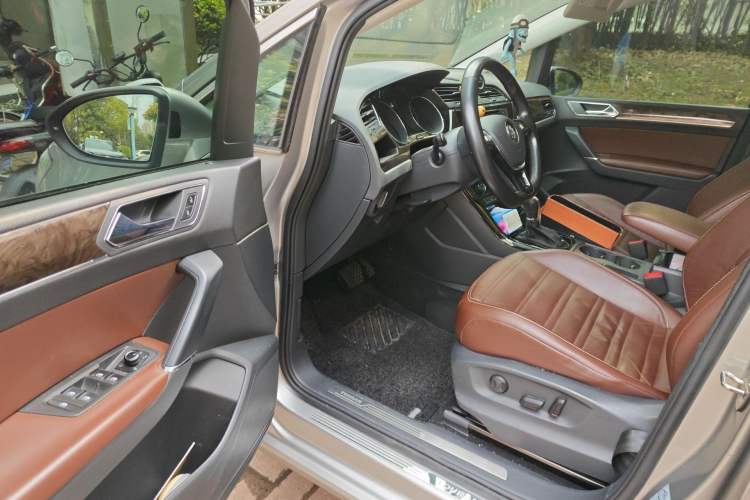 Used Volkswagen Touran 2016 Volkswagen Touran L 330TSI DSG Luxury Edition Driver Seat