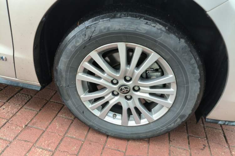 Used Toyota SIENNA 2021 2.5L Hybrid Luxury Edition Right Front Wheel Hub