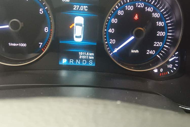 Used Hongqi H7 2018 2.0T Elite Edition Odometer Close Up