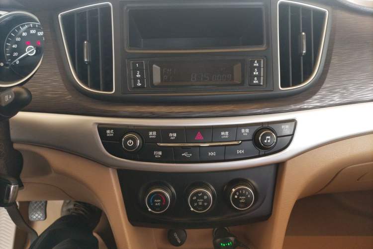 Used Baojun 730 2019 1.5L Manual Value Edition 7 Seats China VI Emission Standard Audio And AC Panel