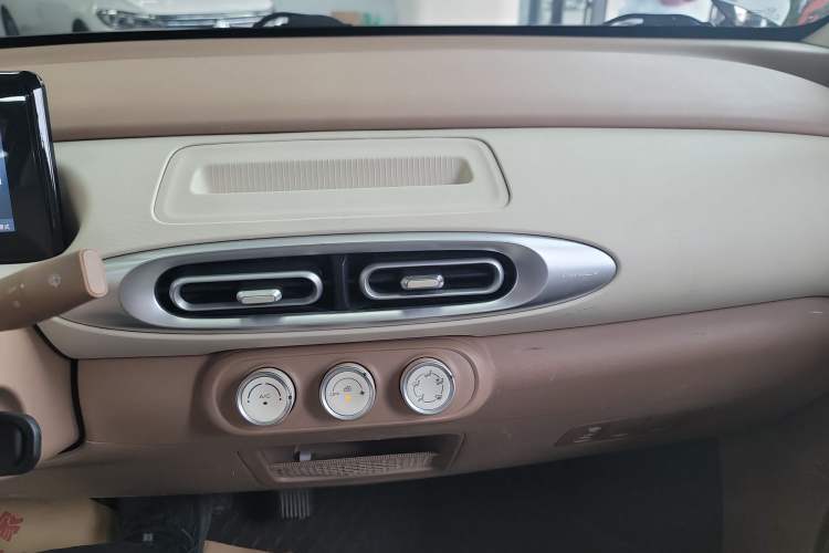 Used Wuling Hongguang MINIEV 2025 Four-Door Version Advanced Edition Audio And AC Panel