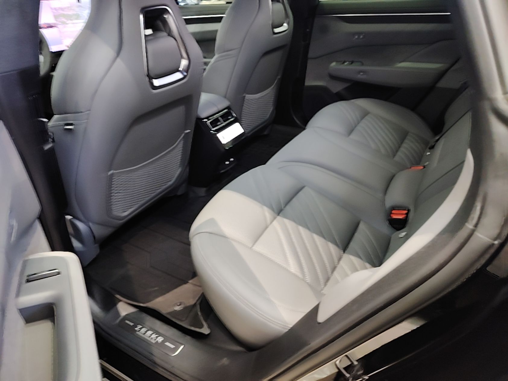 Zeekr 001 2024 YOU Edition 100 kWh All-Wheel Drive — снимка 20