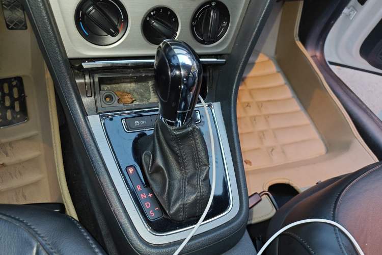 Used Volkswagen Lavida 2013 Restyled Classic 1.6L Automatic Comfort Edition Gear Lever