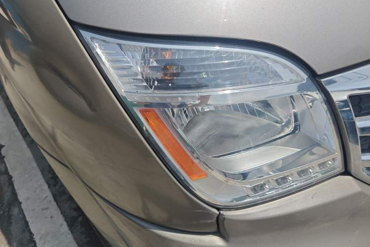 Used SAIC MAXUS Xintu V80 2018 2.5T AMT Elite Edition Short Wheelbase Mid-Roof Design 5-6 Seater Right Front Headlight