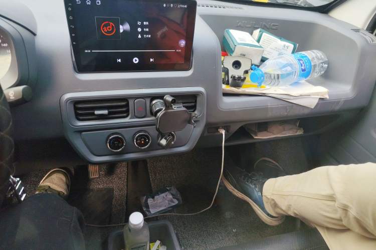 Used Wuling Yangguang 2024 300km Comfort-Grade Passenger Van 60kW
