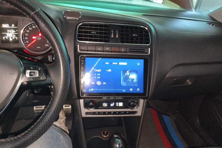 Used Volkswagen Polo 2014 1.6L Cross Polo Automatic Audio And AC Panel