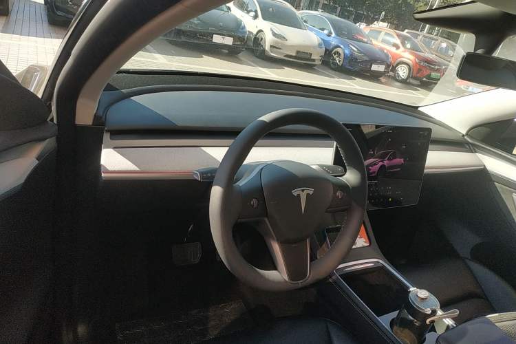 Used Tesla Model Y 2023 Rear-Wheel-Drive Version
