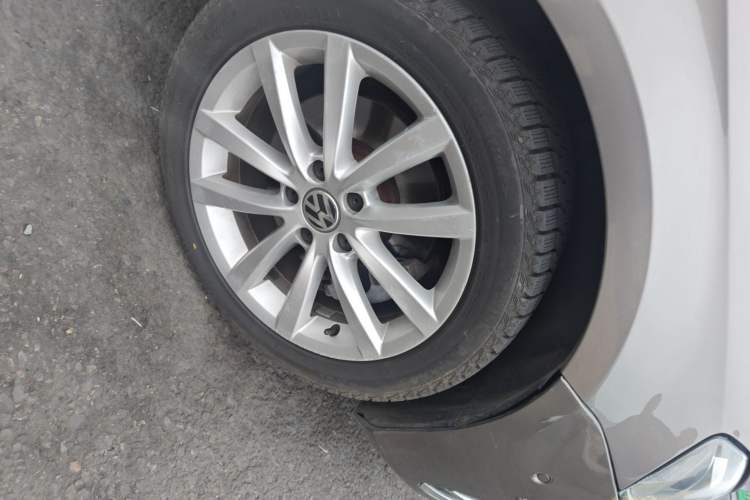 Used Volkswagen Magotan 2012 Facelift 1.8TSI Prestige Model Right Front Wheel Hub