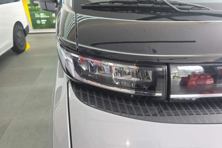 Used Farizon Super VAN 2025 Yucheng Edition, Action-Pak 68kWh Right Front Headlight