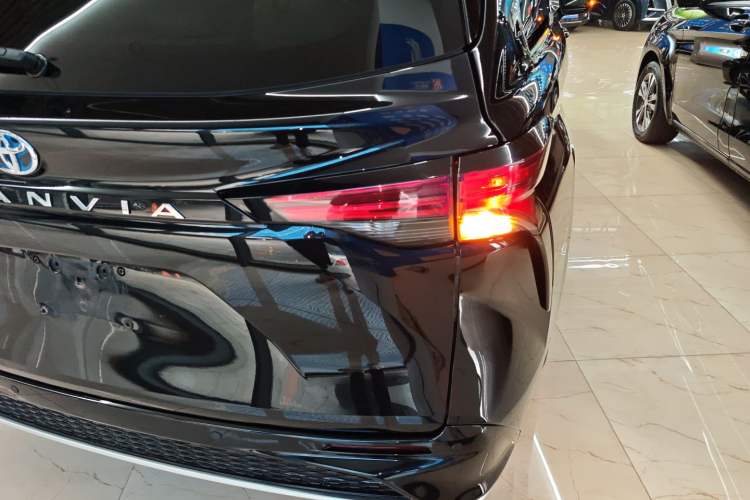 Used Toyota Granvia 2022 2.5L Hybrid Premium Edition