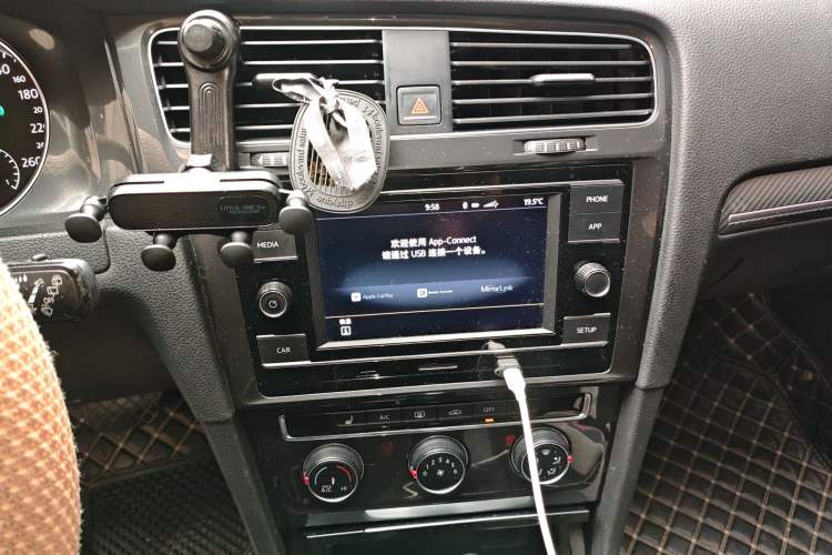 Used Volkswagen Golf 2018 230TSI Automatic Luxury Version Audio And AC Panel