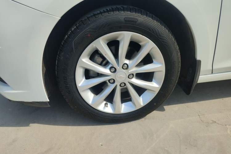 Used Chevrolet Cruze 2017 1.5L Automatic Pioneer Sunroof Edition Left Front Wheel Hub